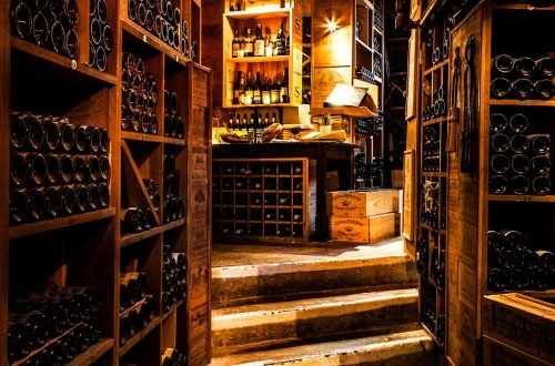 Wine_Cellar_Entrance_T.CARON-STUDIOTC._trans_NvBQzQNjv4BqtQi6xahCeEMPbd7eyUD46bJqFebnRmN8cthjXYMuB0o